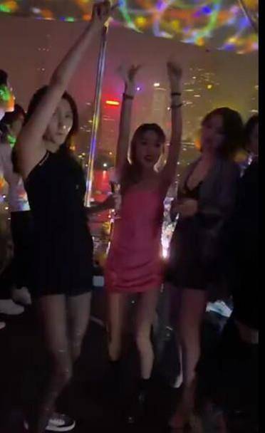 显得|鹿晗也不管管关晓彤，生日穿秀背裙举香槟蹦迪，曼妙身材看着心动