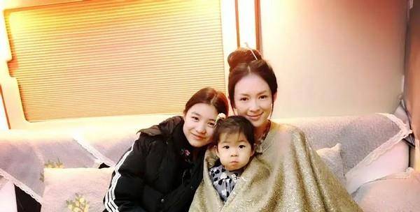 卫衣|汪峰带丈母娘聚餐,章子怡妈妈穿粉衣拎包真富态,大女儿侧颜惊艳