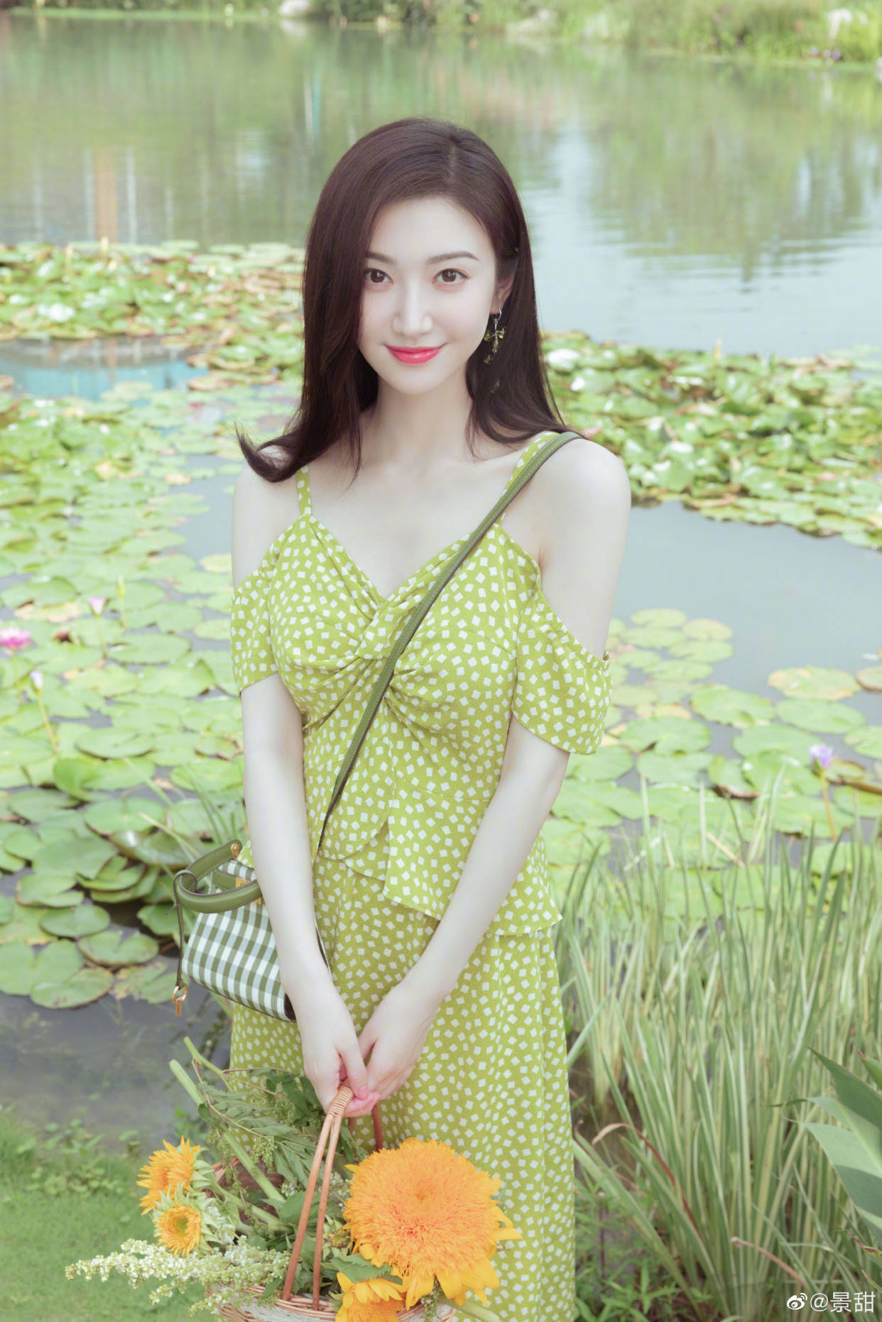 自拍|女明星拍照的两种状态,摆拍妆容精致还精修,自拍素颜且直男角度