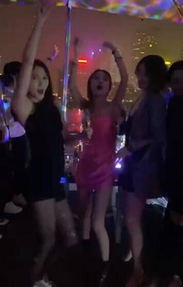 显得|鹿晗也不管管关晓彤，生日穿秀背裙举香槟蹦迪，曼妙身材看着心动