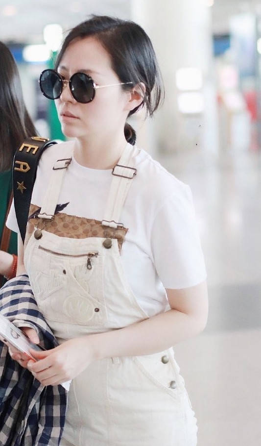 青春|张靓颖还挺会扮嫩的，T恤搭配背带裤甜美减龄，单身后状态更好了！