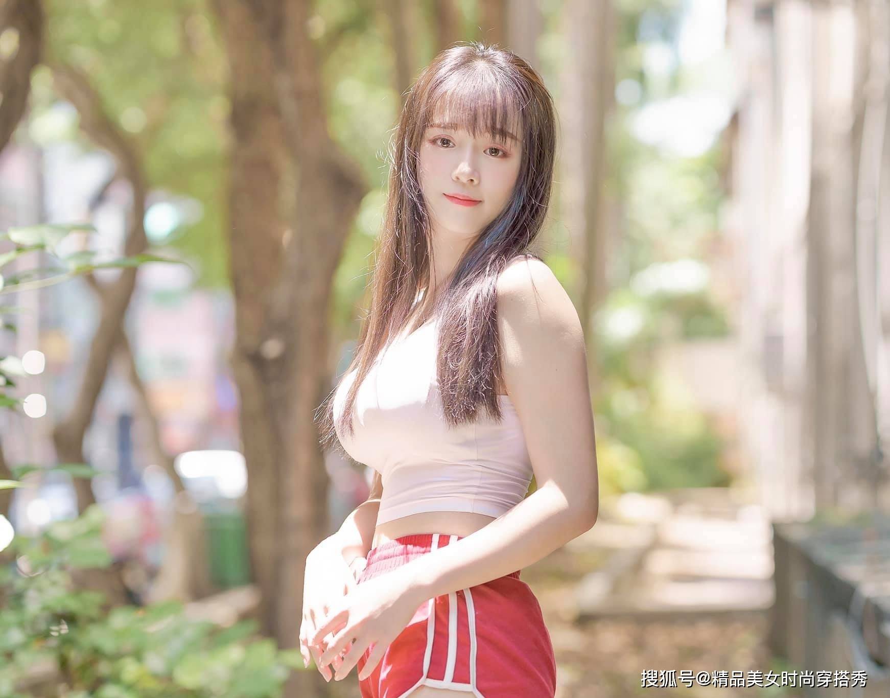 装备|小姐姐身穿一件运动的上衣搭配红色的短裤，满满的运动休闲风