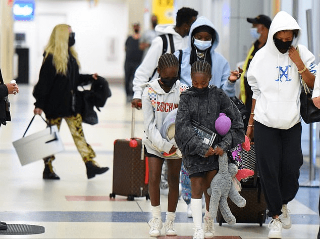 卫衣|63岁麦当娜裹透视蕾丝秀性感！黑人男友只比儿子大3岁，辈分真乱