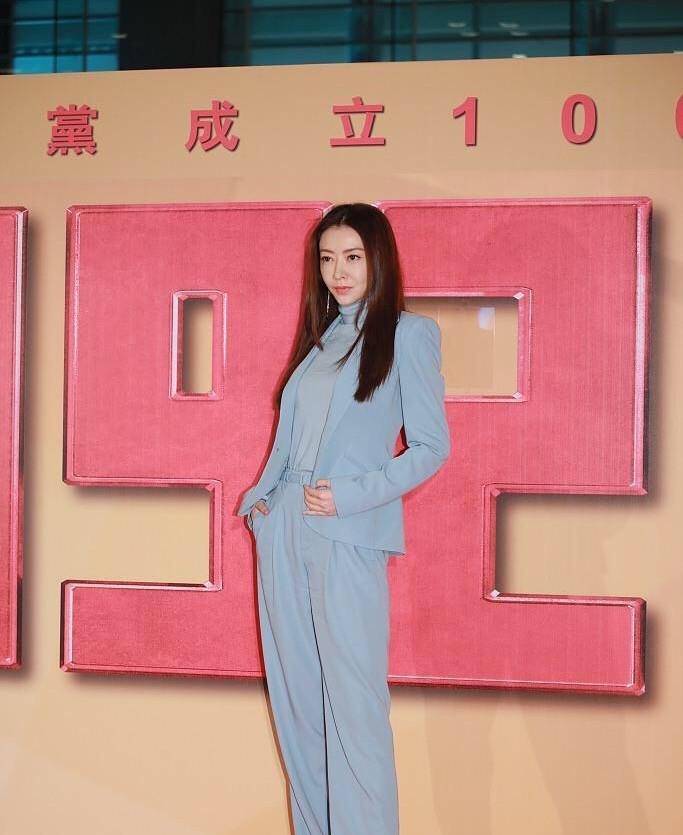 套装|熊黛林不愧是“天生尤物”，穿蓝色西装套装，178身高好抢镜