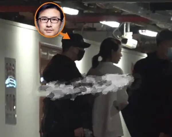 卫衣|汪峰带丈母娘聚餐,章子怡妈妈穿粉衣拎包真富态,大女儿侧颜惊艳