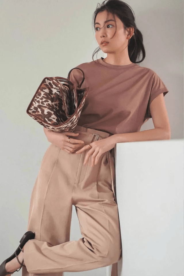 黑色|马伊琍真会穿,棕红色头发配同色皮裤走机场,挎个大麻袋都好时髦