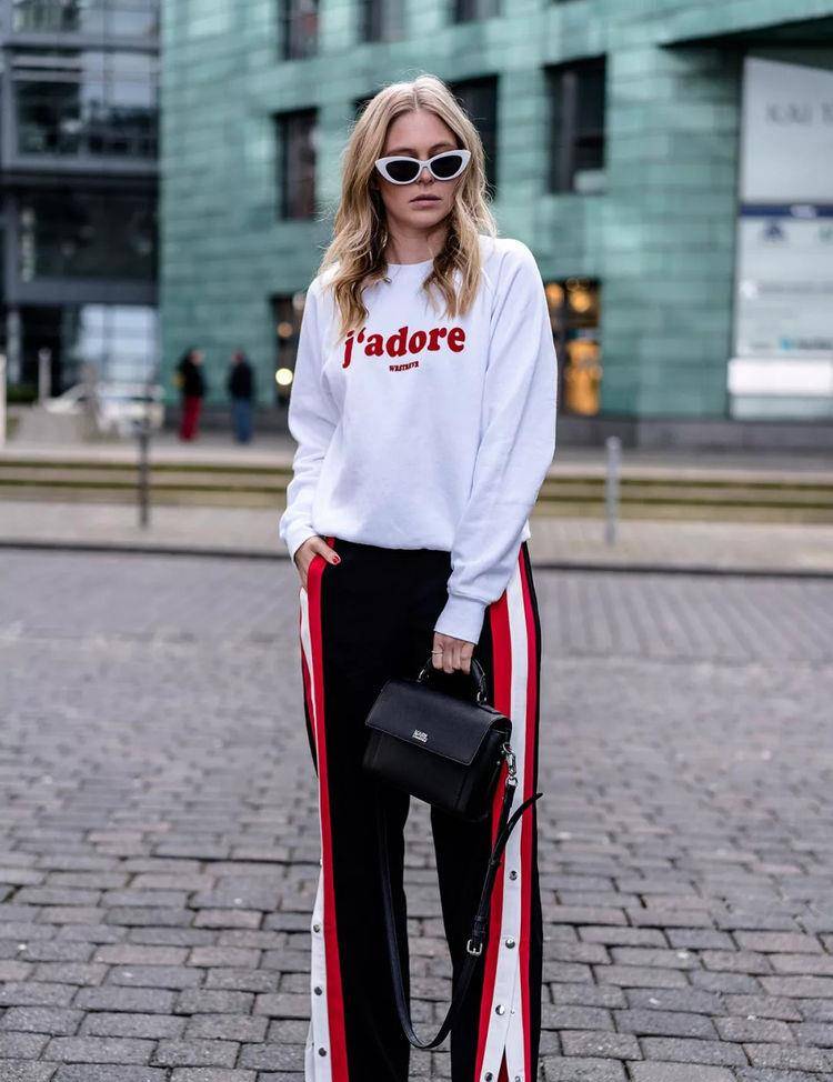 卫衣|倪妮用卫衣配阔腿裤好俏皮，少女感十足，小个子麻烦请跟周冬雨学