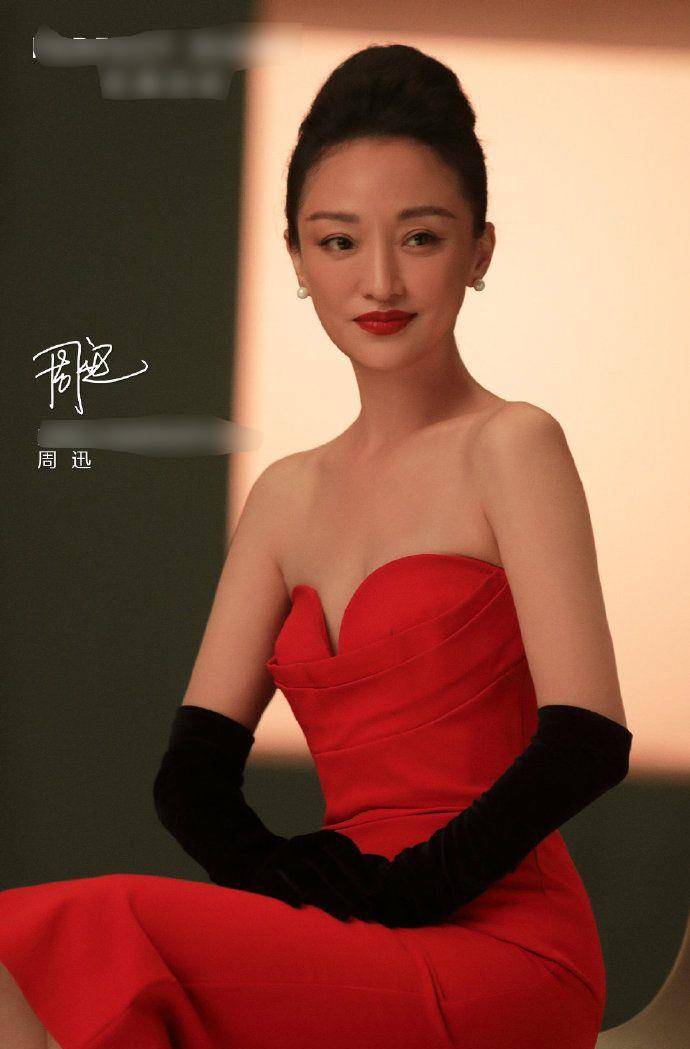 卫衣|周迅拍片的原图，穿紧身裙却驼着背，46岁脸部状态太真实了！