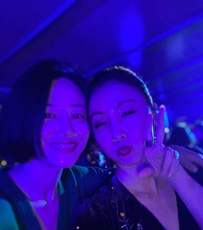 设计|徐峥办49岁生日宴，穿高领衫脖子消失太显胖，陶虹穿丝绒裙显优雅