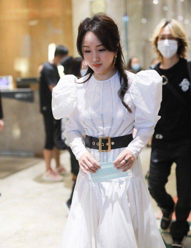 身材|杨钰莹真有少女感，就算穿泡泡袖也不显胖，但脸部看着挺憔悴