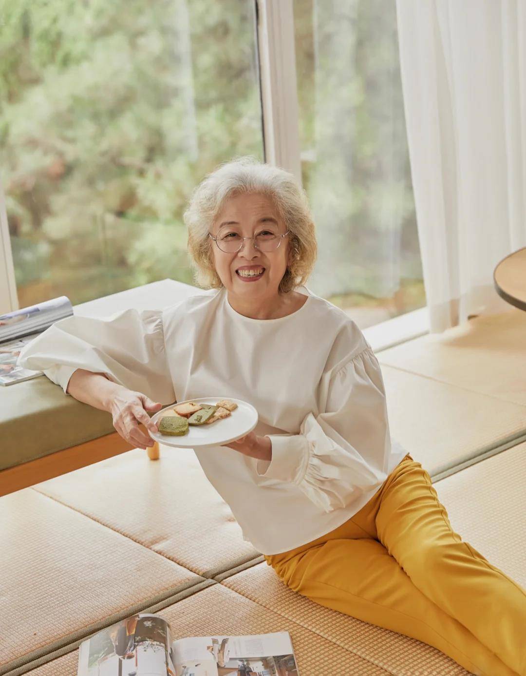 中老年|这才是65岁后女人高级的打扮:“膝下裙+平底鞋”,优雅又舒适