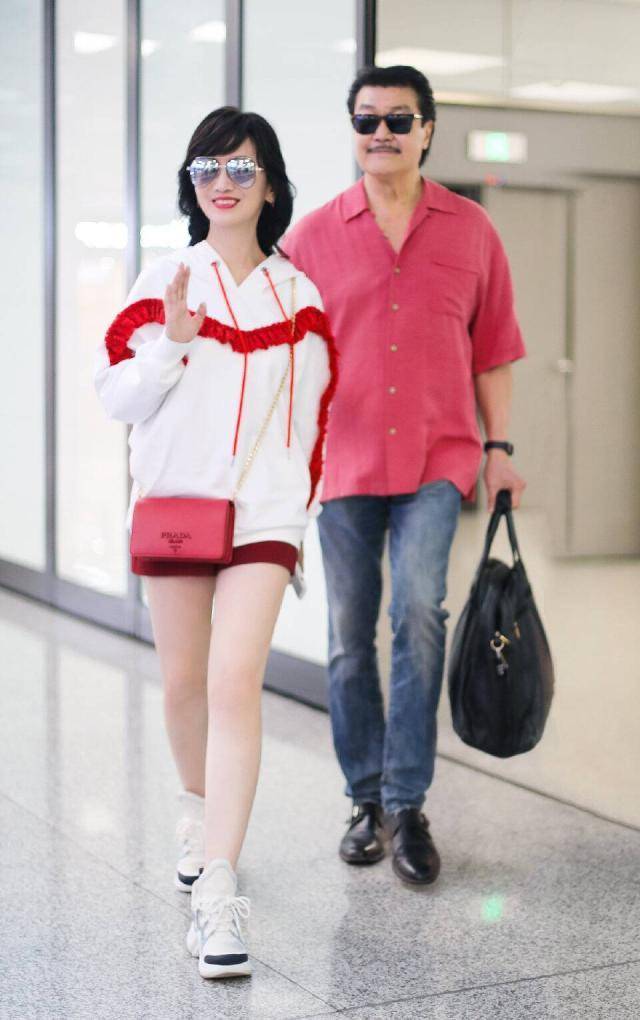 身材|赵雅芝穿得再嫩也架不住年龄感，学小姑娘下衣失踪，细长腿仍惹眼！