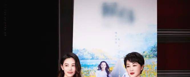 身材|王姬商演好出彩,穿蓝色衬衫配白裙好优雅,和女儿同框似同龄人