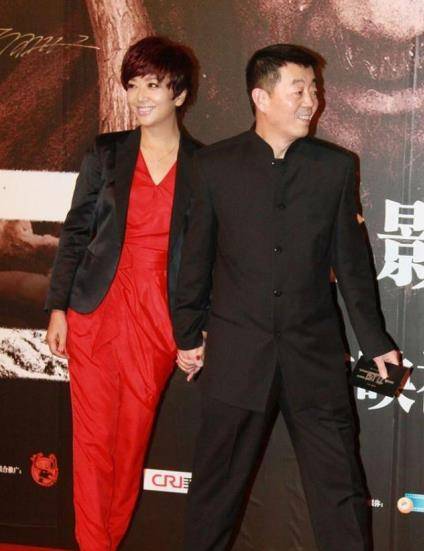 活动|江珊几乎素颜出席活动,鲜艳红衣减龄不少,全靠穿搭拉高颜值