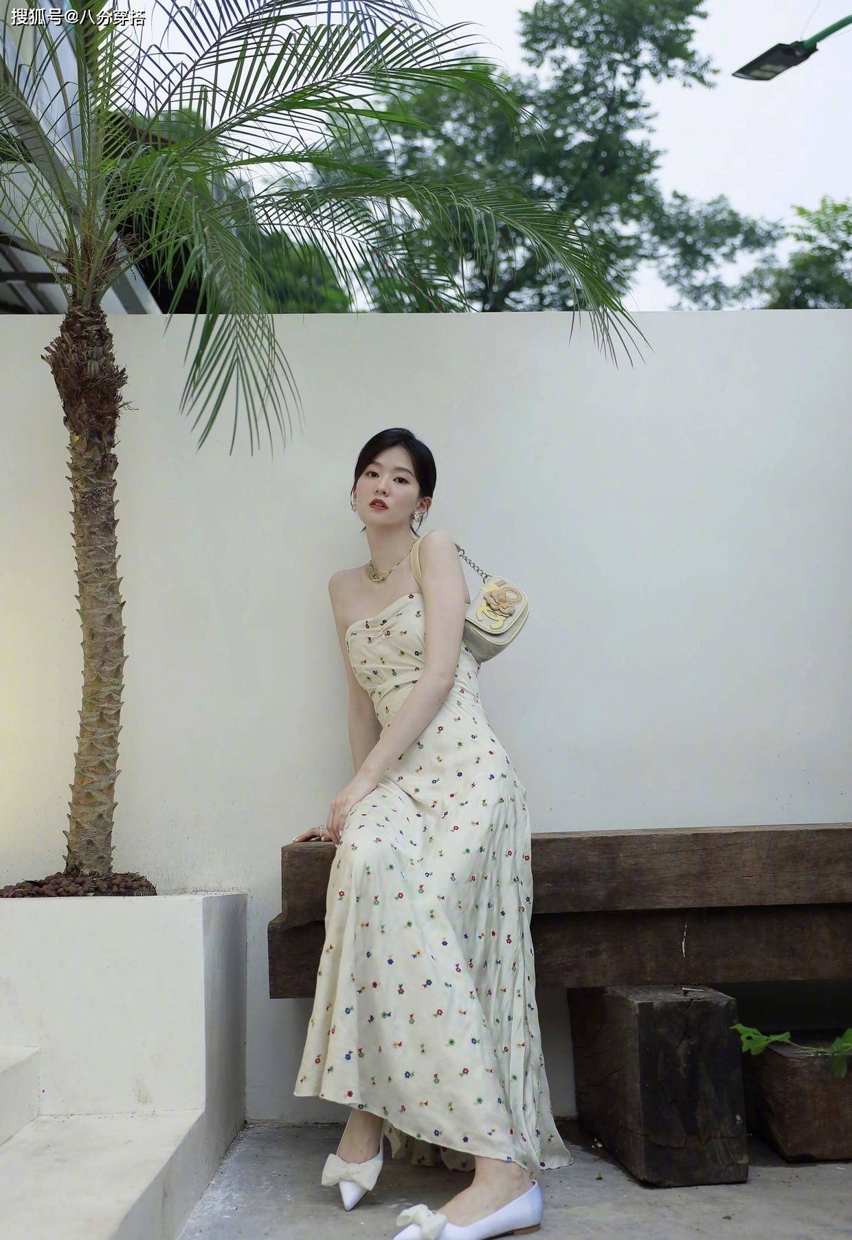 女孩子|乔欣彻底放弃“乖乖女路线”，一袭黄色礼服华丽高级，成熟性感