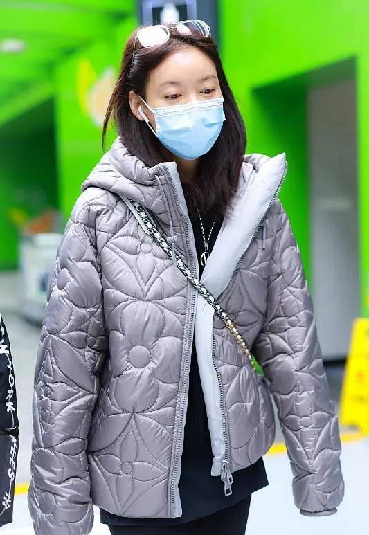 身材|38岁高秀走机场太惊艳,穿打底裤故意秀长袜,这电线腿女生都看酸