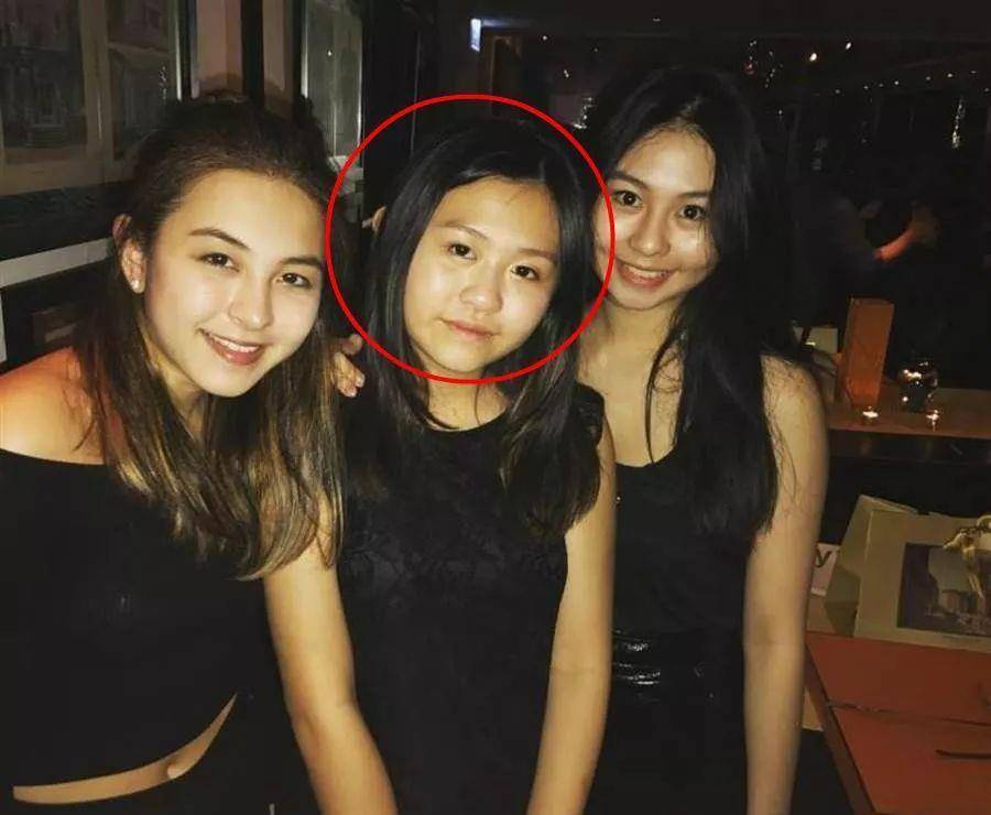 沈日|邱淑贞17岁二女儿穿露脐装，身材很火辣，但脸大眼睛小更像爸爸