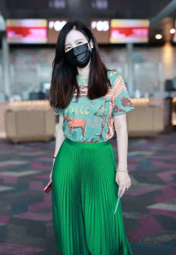张萌好|张萌好会扮小女人，机场穿印花T恤配百褶裙，一身绿真的好减龄
