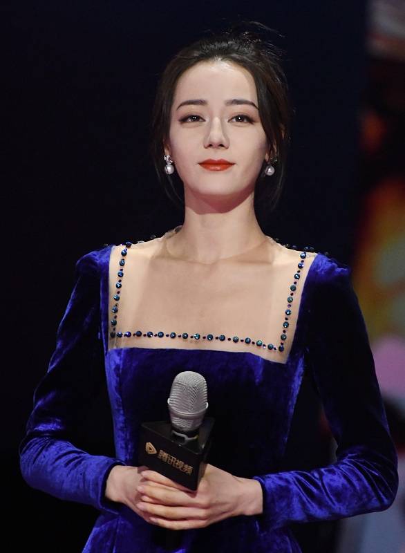 迪丽热巴|迪丽热巴不愧是“浓颜美女”,穿老气蓝礼服毫无压力,气质真挺好