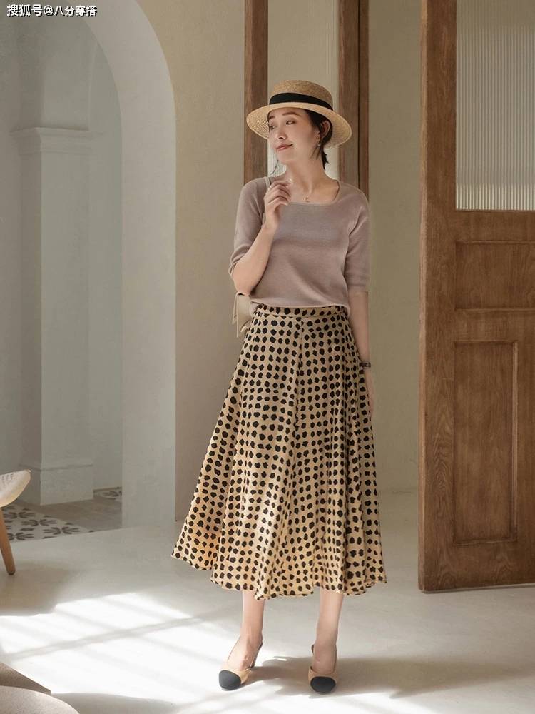 黑色|时髦女人都不会乱穿，看看这些日常百搭的基础款穿搭，高级又温柔