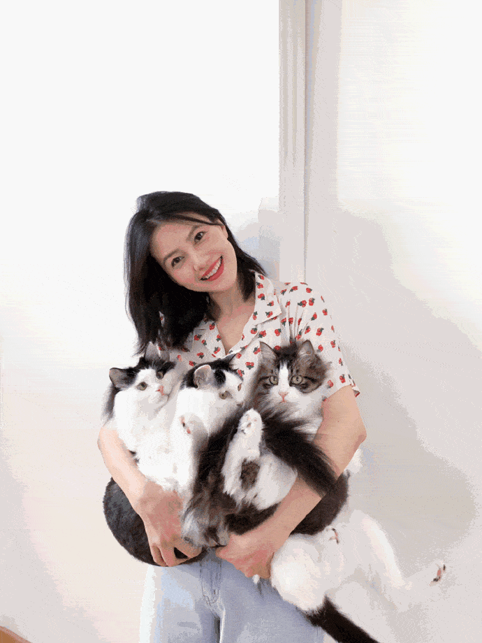 女神|高圆圆复出太接地气，穿3百衬衣配紫嘴唇拍照，这打扮女星里罕见
