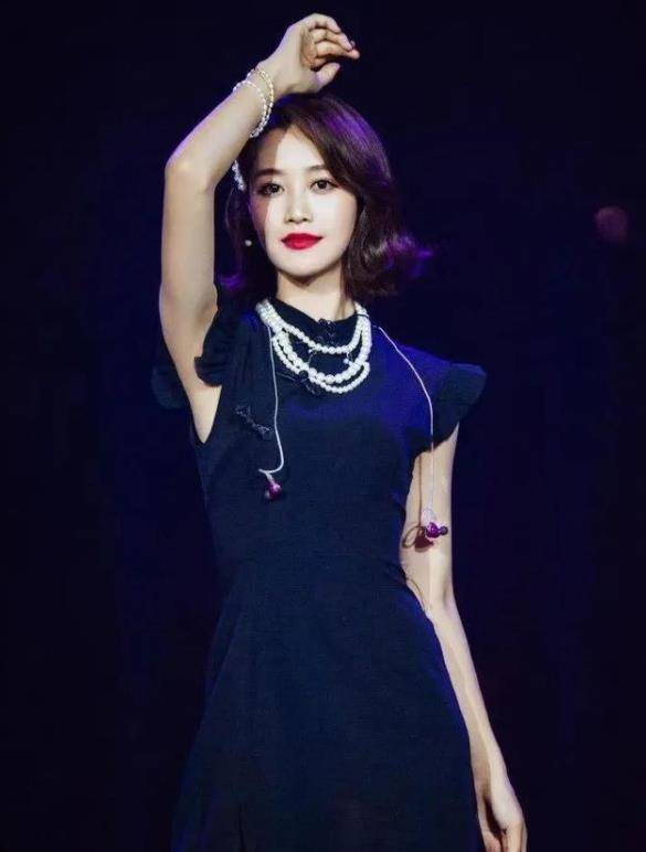 东方|颜丹晨新造型美出圈,一身“新国风”套裙优雅气质,尽显东方魅力