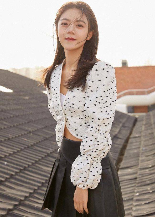 卫衣|赵今麦穿“甜酷风”真不赖,穿皮裙真的好抬气质,A4腰藏不住了