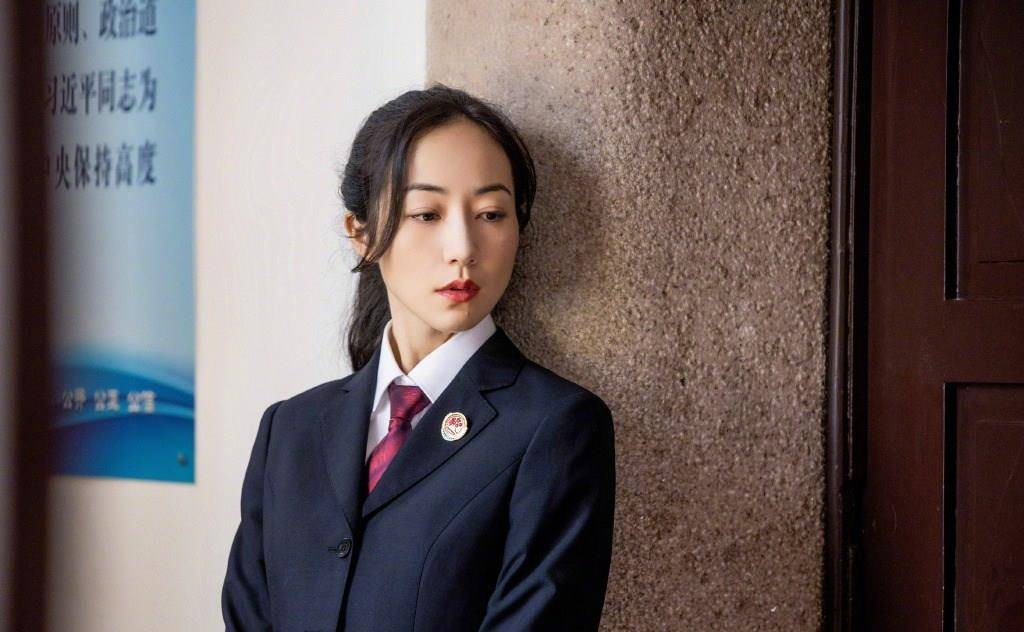 韩雪|37岁韩雪新造型媲美“女警”，罕见警礼服上节目，美得差点认不出