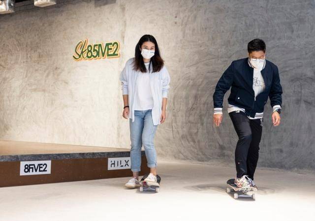 滑板|郭晶晶回国后终于复工！穿牛仔装和老公玩滑板，奥运会裁判太少女