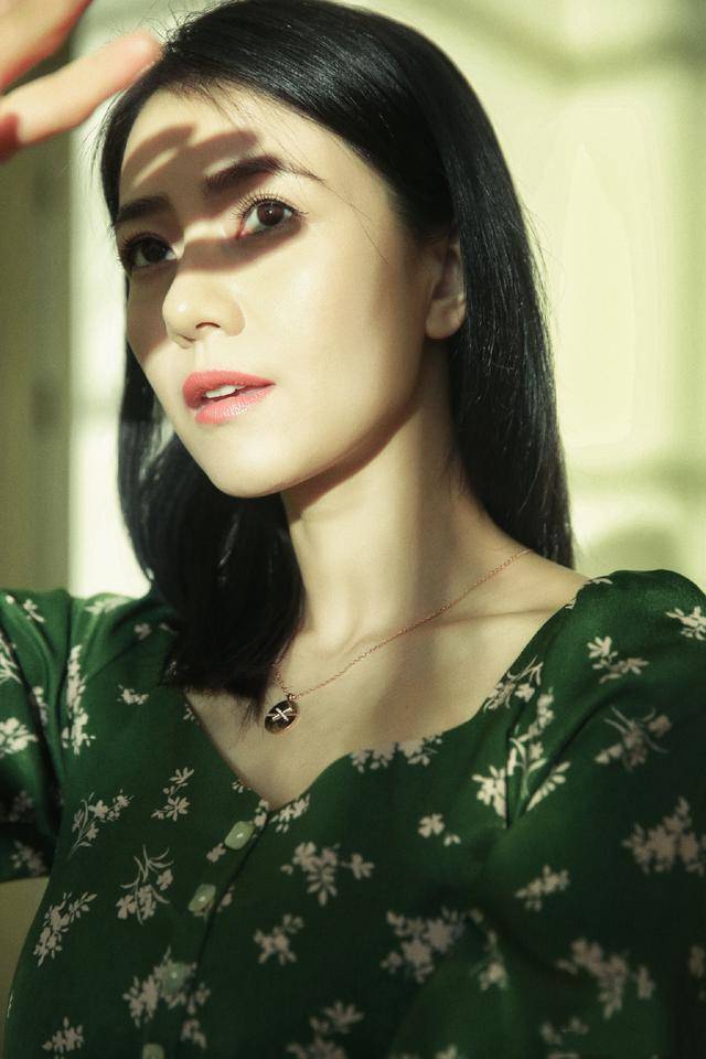 身材|高圆圆被嘲产后身材走形，穿绿色碎花裙温柔动人，秀锁骨打脸网友