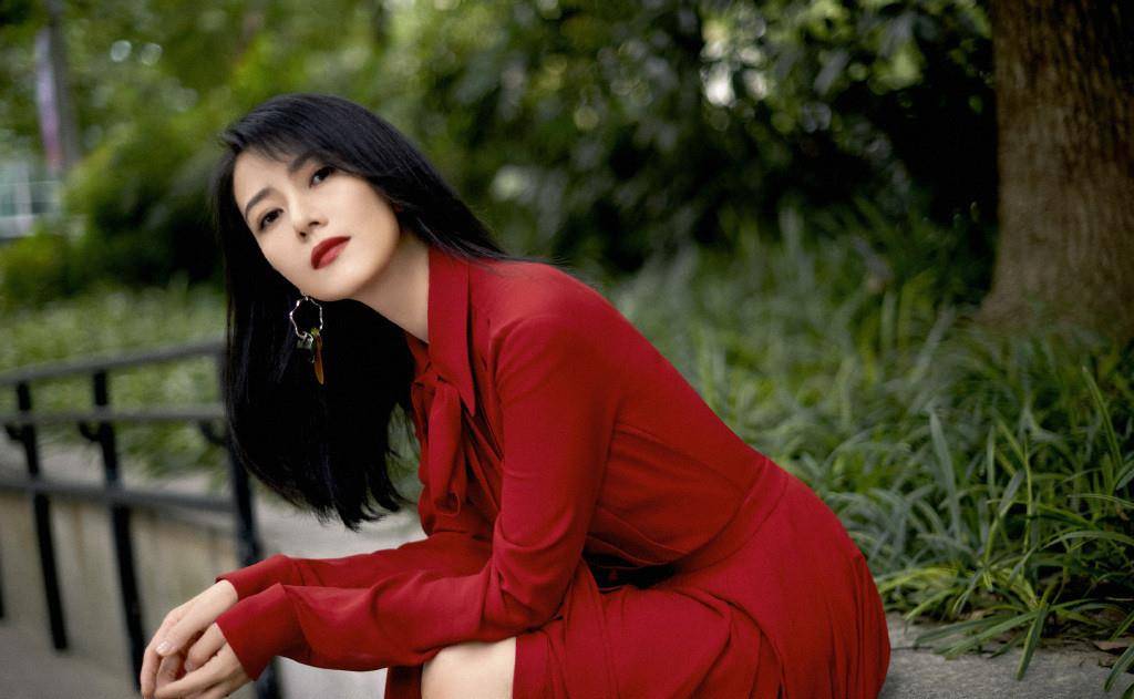 卫衣|高圆圆美上央视真拼，童装卫衣配短裙，室外真人挑战20秒冰水洗手