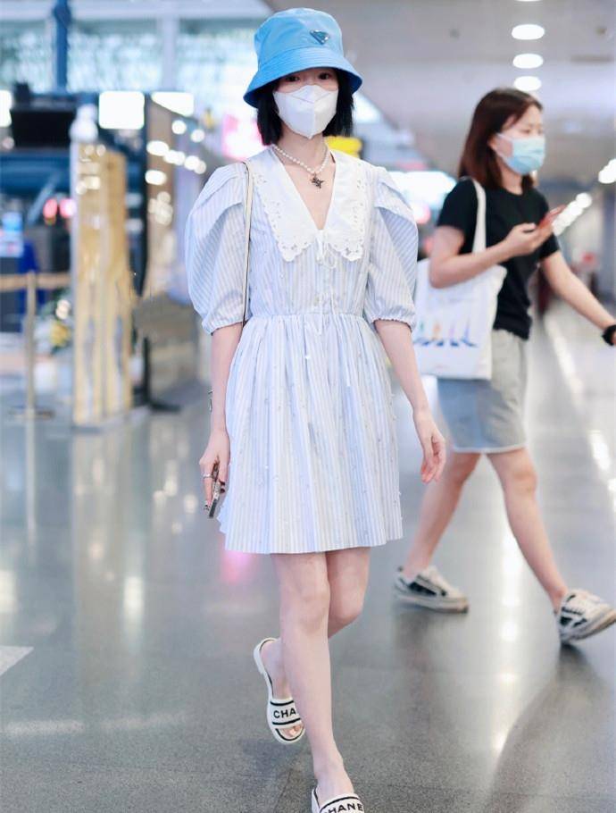 魅力|真替毛晓彤“捉急”，穿拖鞋就去赶飞机，好在穿泡泡裙仍美似仙女