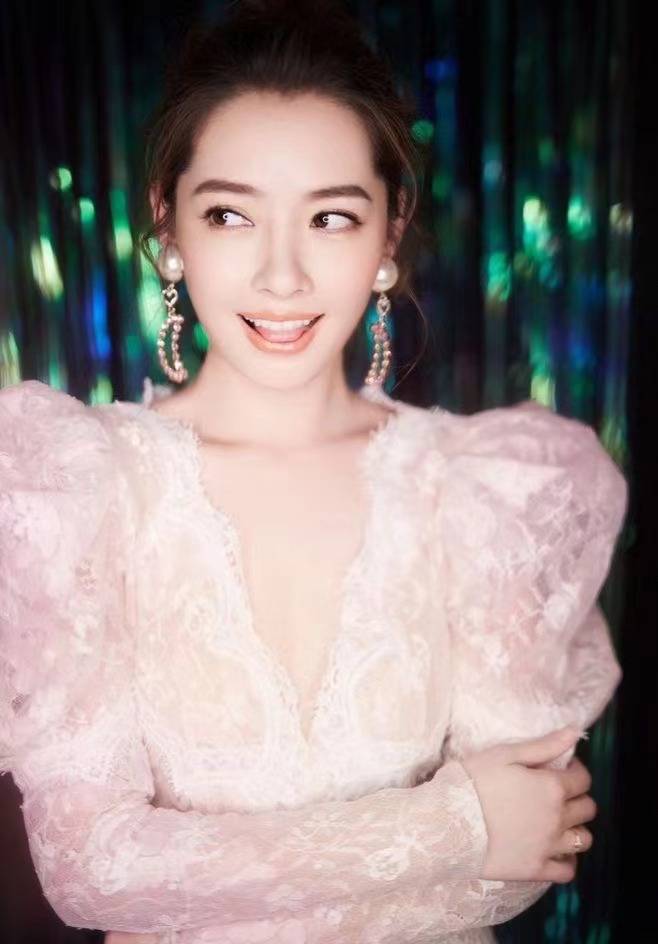 视觉|郭碧婷被向家养得真好，穿一身白脸胖了一圈，和婆婆向太越来越像