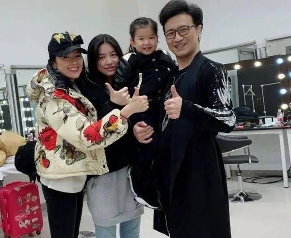 黑色|汪峰15岁大女儿太惊艳!露脐装搭长裤秀曼妙身材,已初显女人味