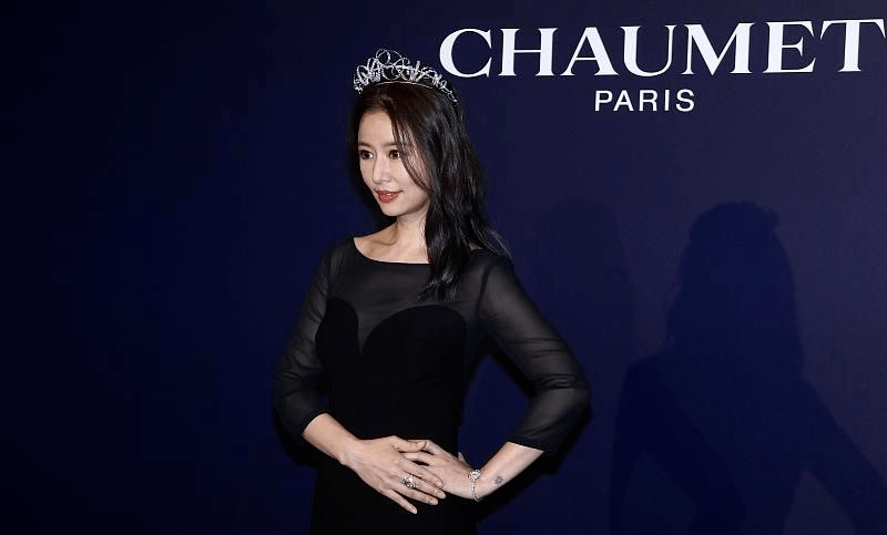 色彩|林心如久违亮相活动，穿黑色连衣裙没腰线，全程手遮肚子孕味十足