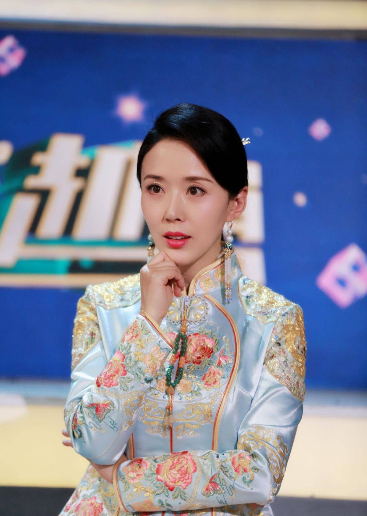 东方|颜丹晨新造型美出圈,一身“新国风”套裙优雅气质,尽显东方魅力