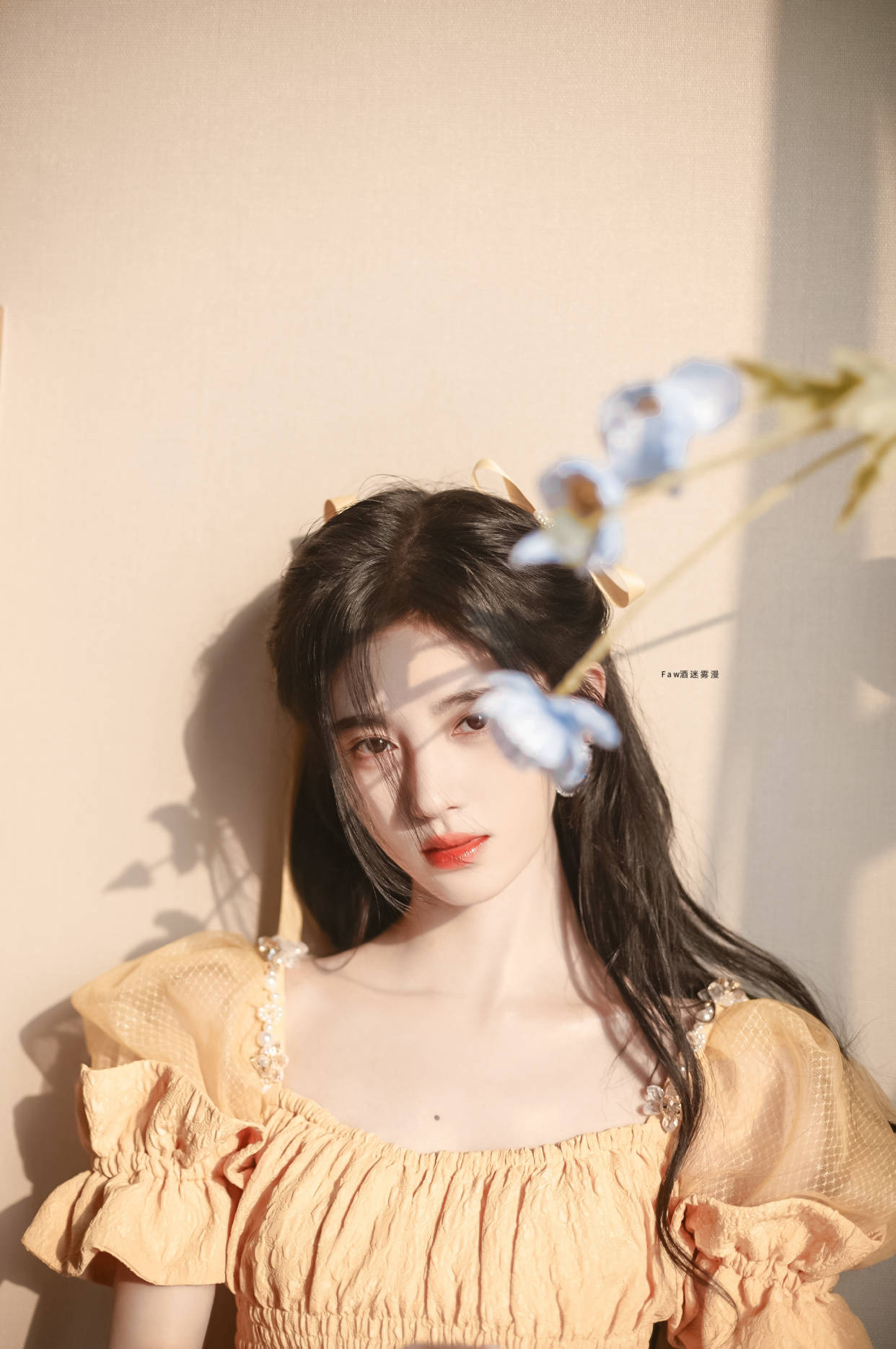 自拍|女明星拍照的两种状态,摆拍妆容精致还精修,自拍素颜且直男角度