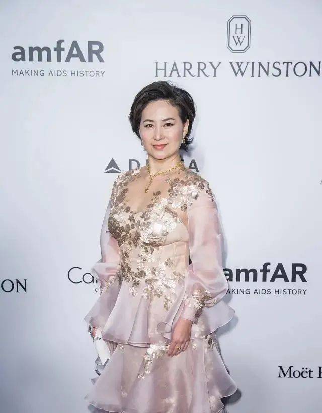 服装|58岁的何超琼不服老，穿粉色的连衣裙走公主风，脸色红润气质好