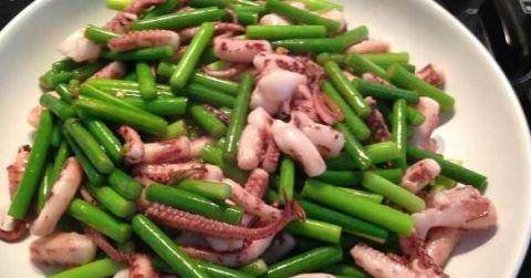 炒什么菜适合放蒜苗 dfd4d78635eb4896aa9f9a38df67cd4e.jpeg