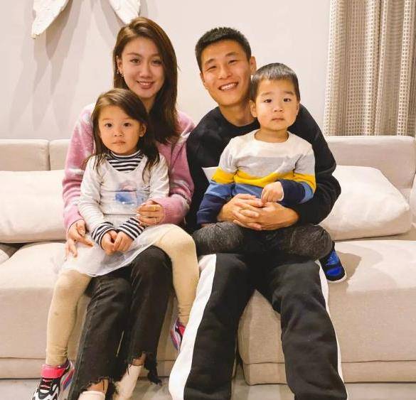 休闲风|武磊老婆穿白衬衫走机场,身材颜值都很出众,低调文静没明星架子