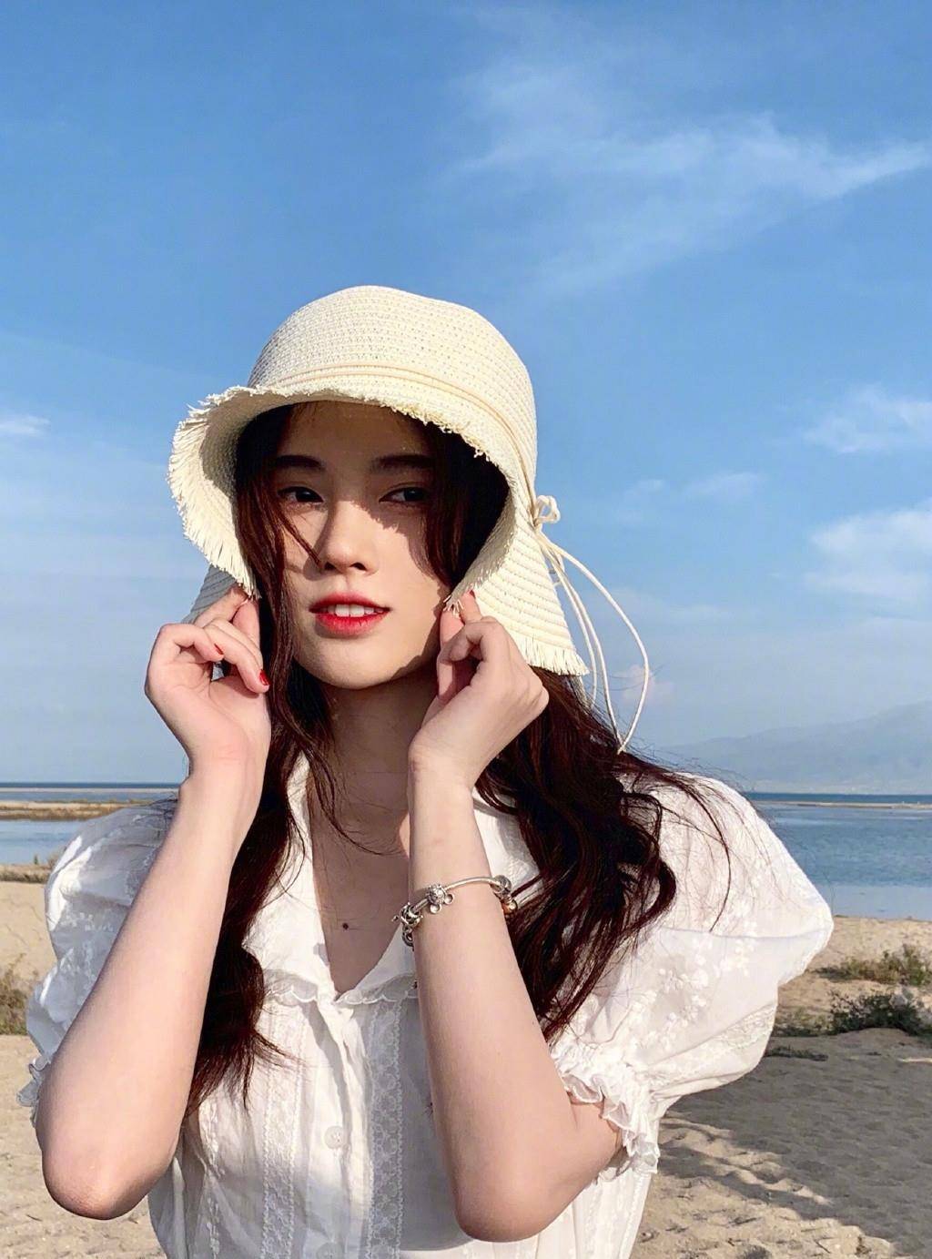 短裙|29岁鞠婧祎暑假旅行太节约,穿845短裙159cm穿成169cm,谁说她矮