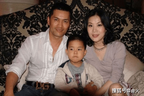 皱纹|65岁老戏骨吕良伟近照曝光，眼窝深陷脸上无皱纹，肩宽体壮超有型