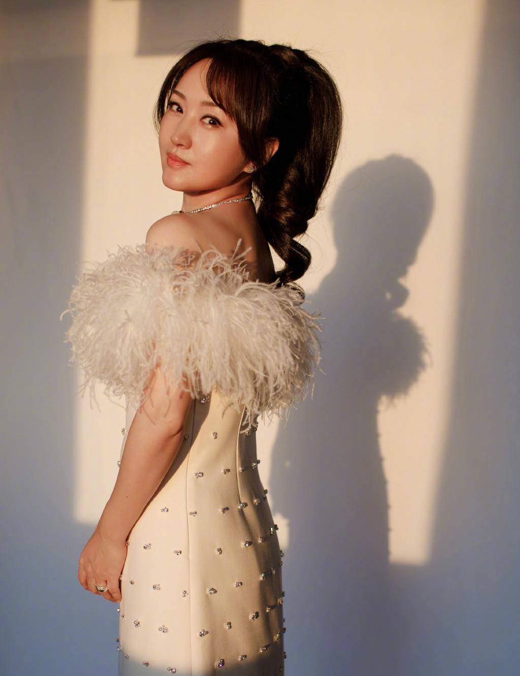 身材|杨钰莹不安分，49岁扎丸子头强凹少女感，“胯宽”却让她显胖不少