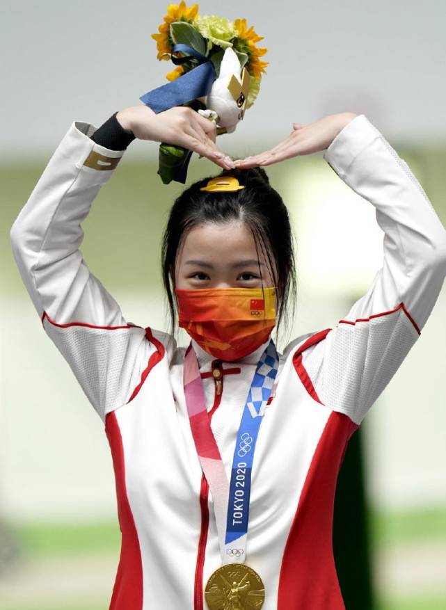 金杨|双金杨倩回国后太潇洒！扎丸子头甜美减龄，奶瓶特效下可爱到膨胀？