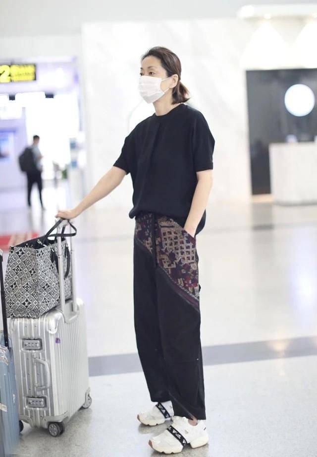 丝巾|毛阿敏穿出奶奶辈的“潮流感”,把丝巾拼在裤子上,比年轻人时髦