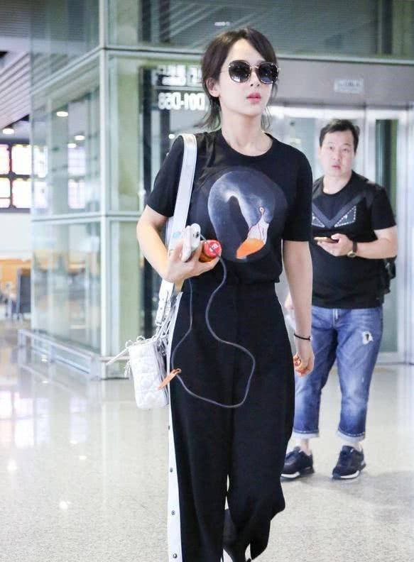 黑色|杨紫穿衣终于找对风格，穿“校服裤”走机场，甜美减龄美成学生妹！