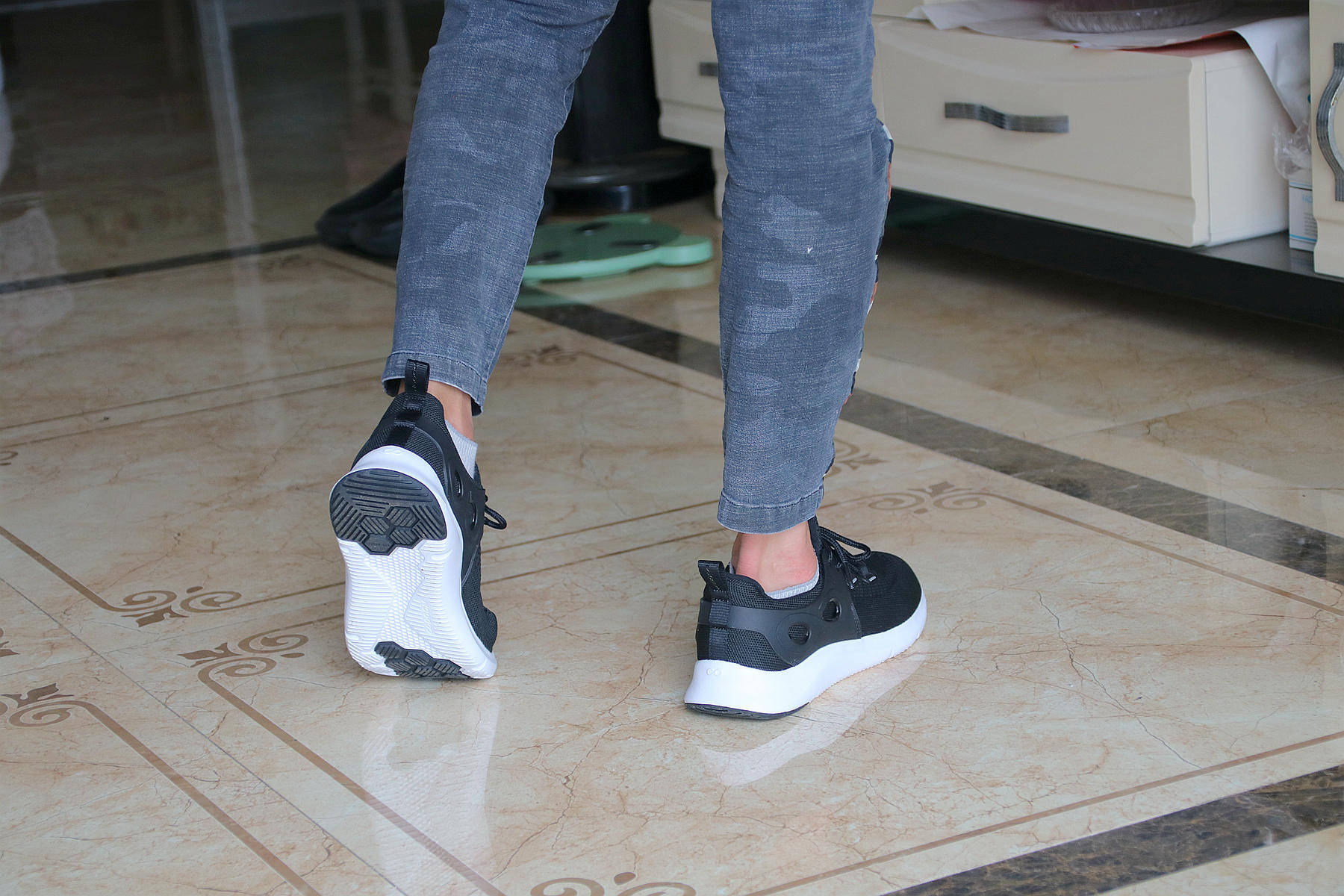 设计|轻弹又舒适、穿上它就不想脱下来，咕咚智能跑鞋5K体验