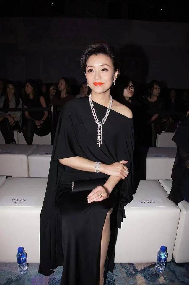 效果|杨澜到底是主持人出身，气质好穿阔腰礼裙都很美，会打扮很重要