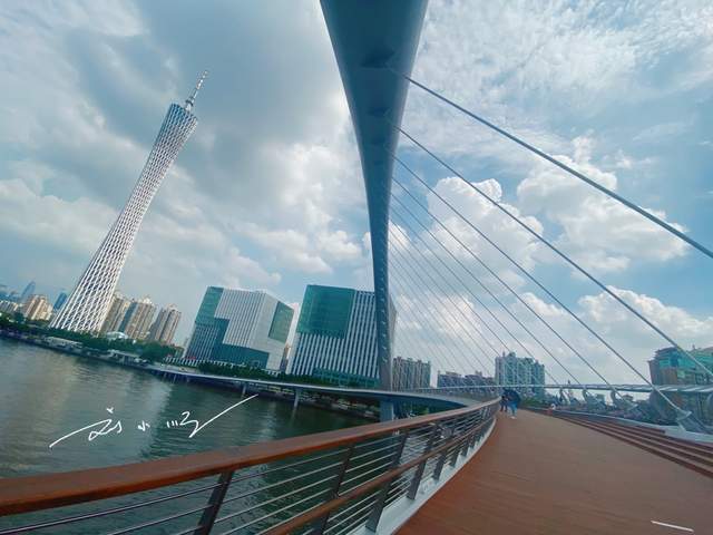 广州市中心有一座特别的人行桥刚开通没多久已成为网红打卡点