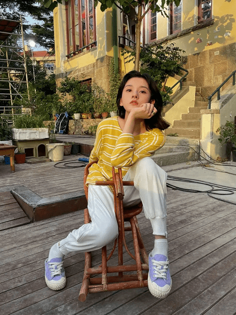 祖儿|宋祖儿短发更少女，穿芒果卫衣显白又显嫩，裤子设计有心机